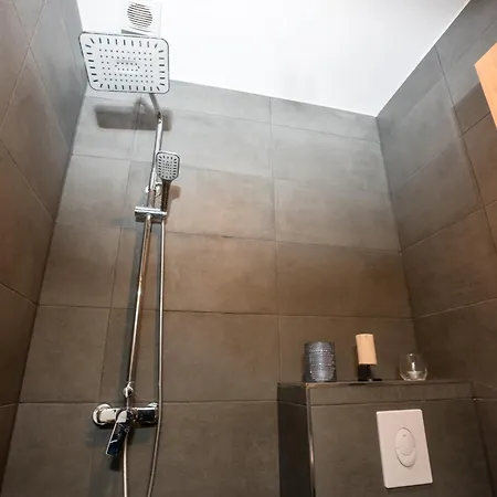 شقة Serviceroom24 - 1 In Wlan - Smart-tv - 24-7 Check-in Und Kueche *